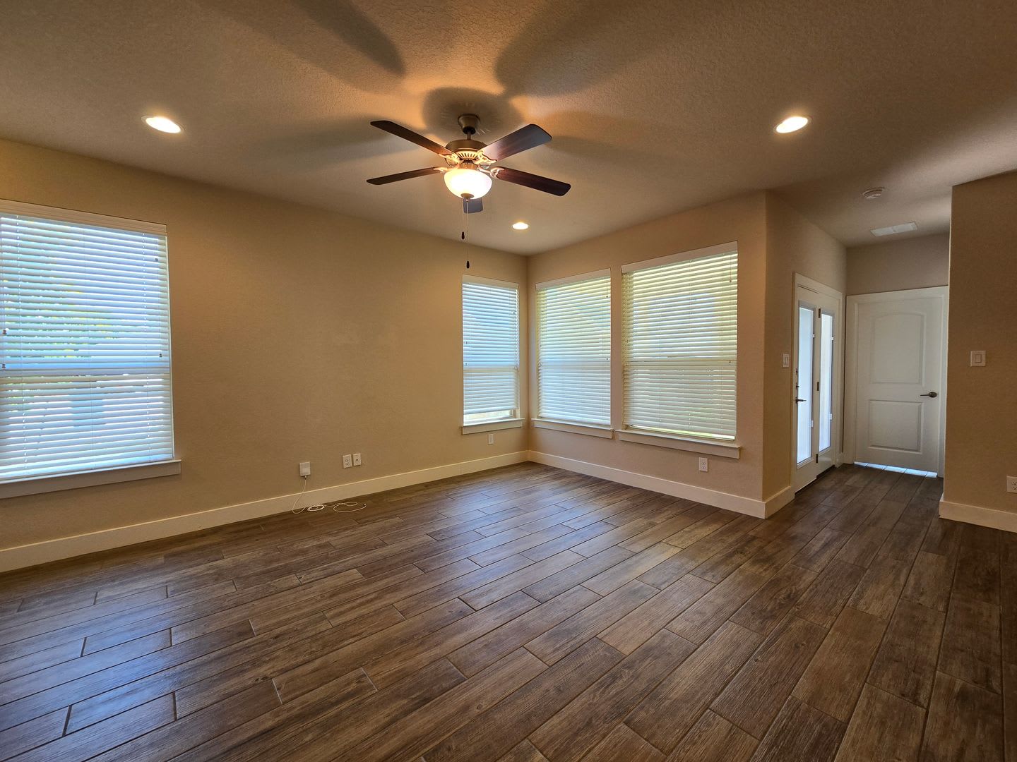 Walk to Faust St Bridge / Fridge, Washer & Dryer Included / Primary on 1st Floor / CISD – photo 5