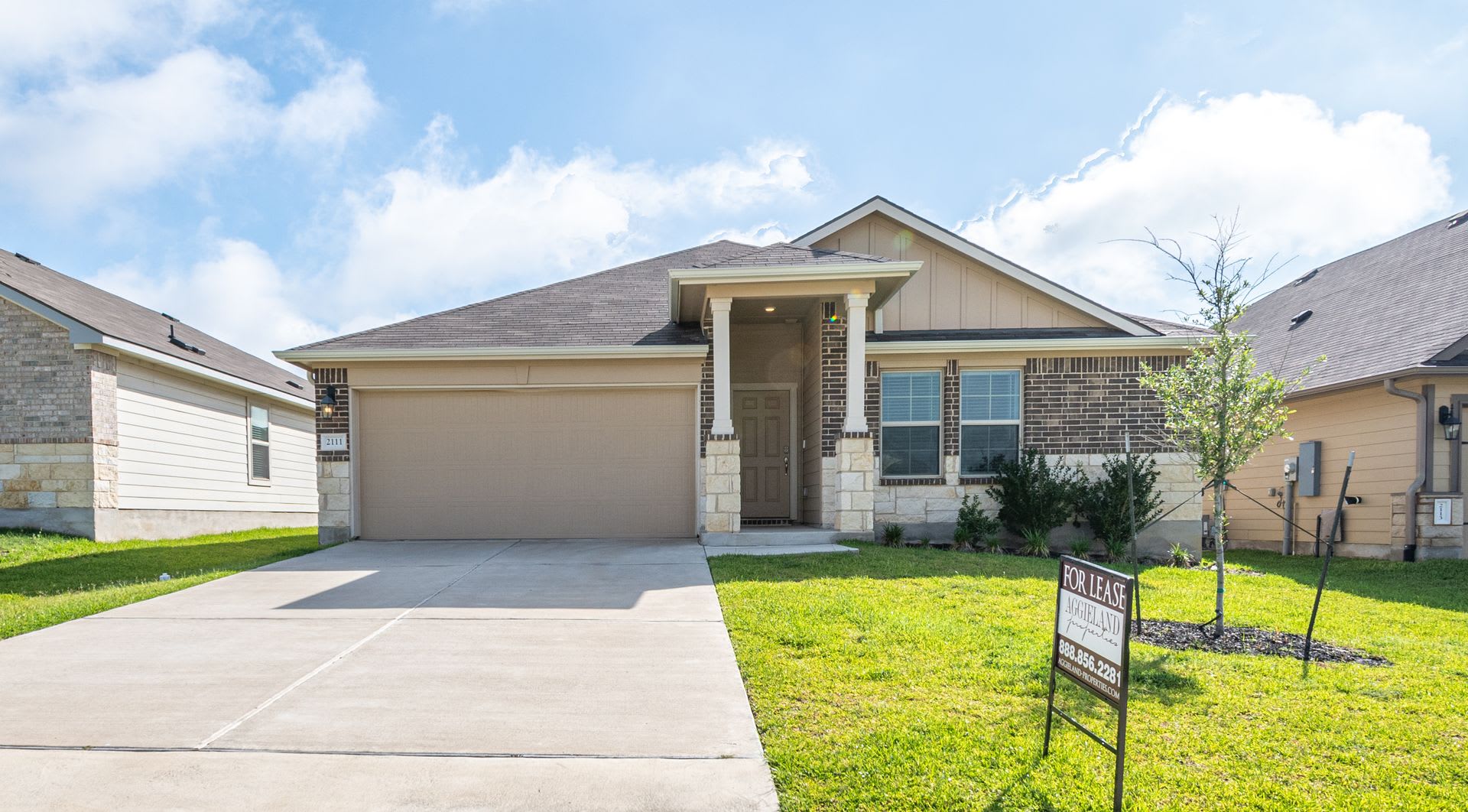 Beautiful 3 Bed/2 Bath Smart Home! Available for Immediate Move in! – photo 2