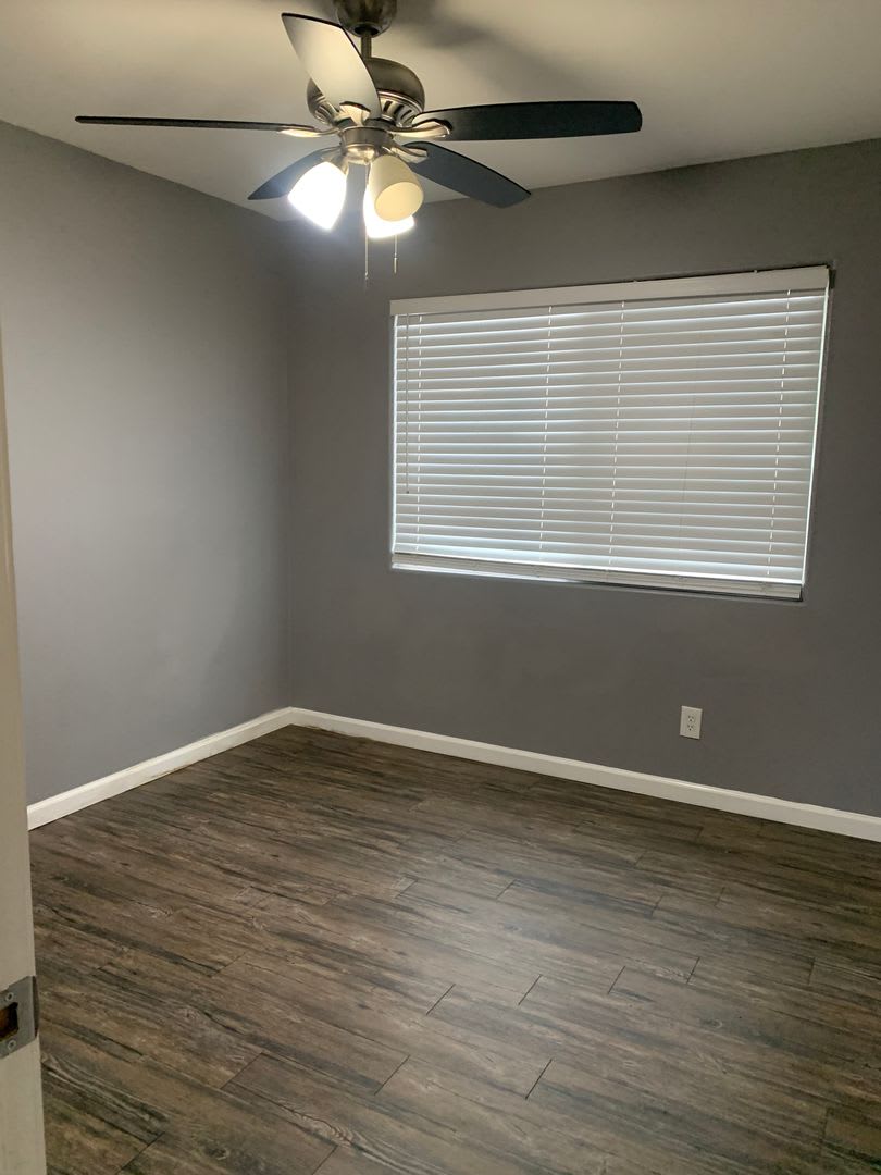 2 bedroom 1 Bath apartment available now – photo 2