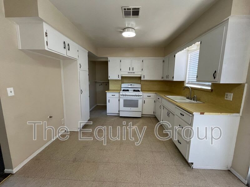 1187 W Grand Ave – photo 4