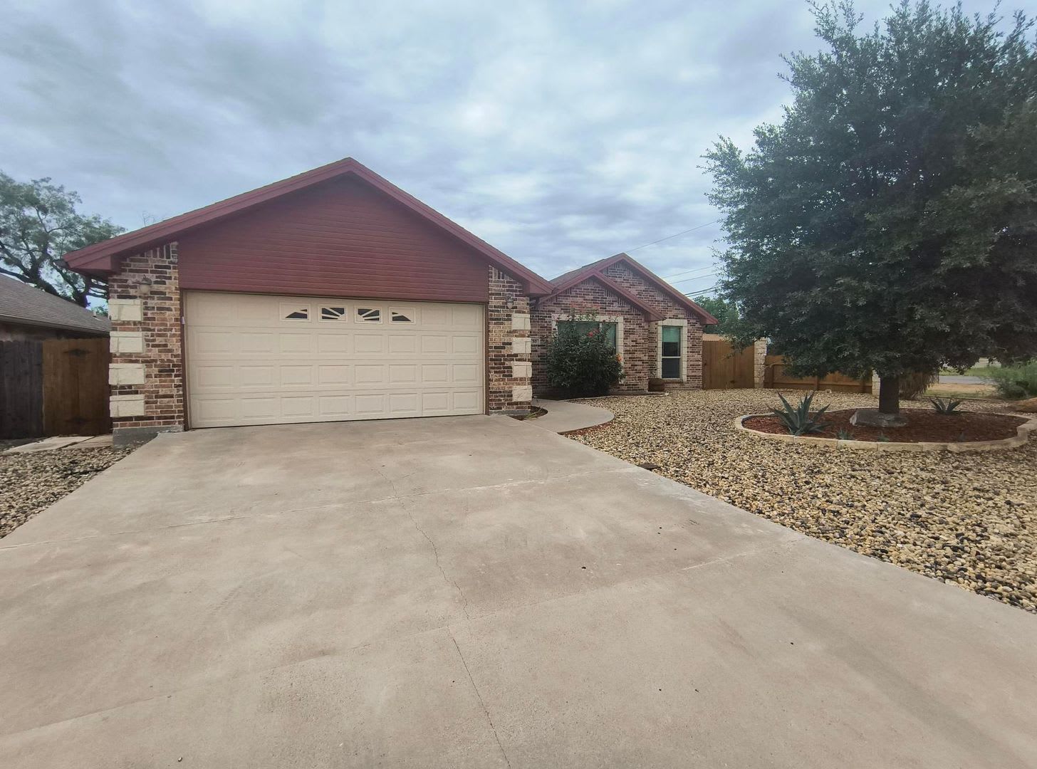 Elegant 3 bedroom, 2 bath home 4 minutes from Goodfellow AFB AVAILABLE NOW! – photo 3