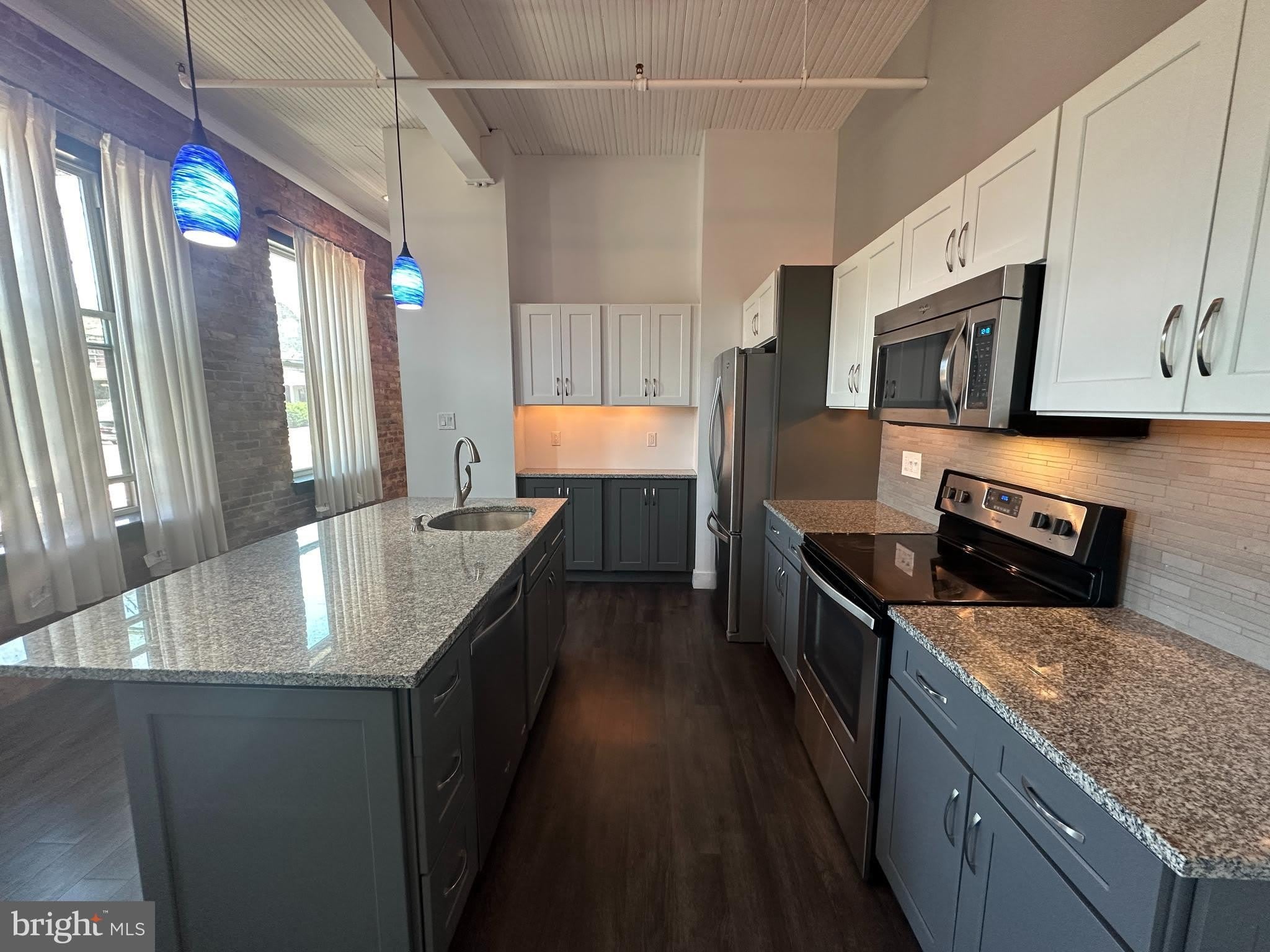 820 W MARKET Street – photo 2