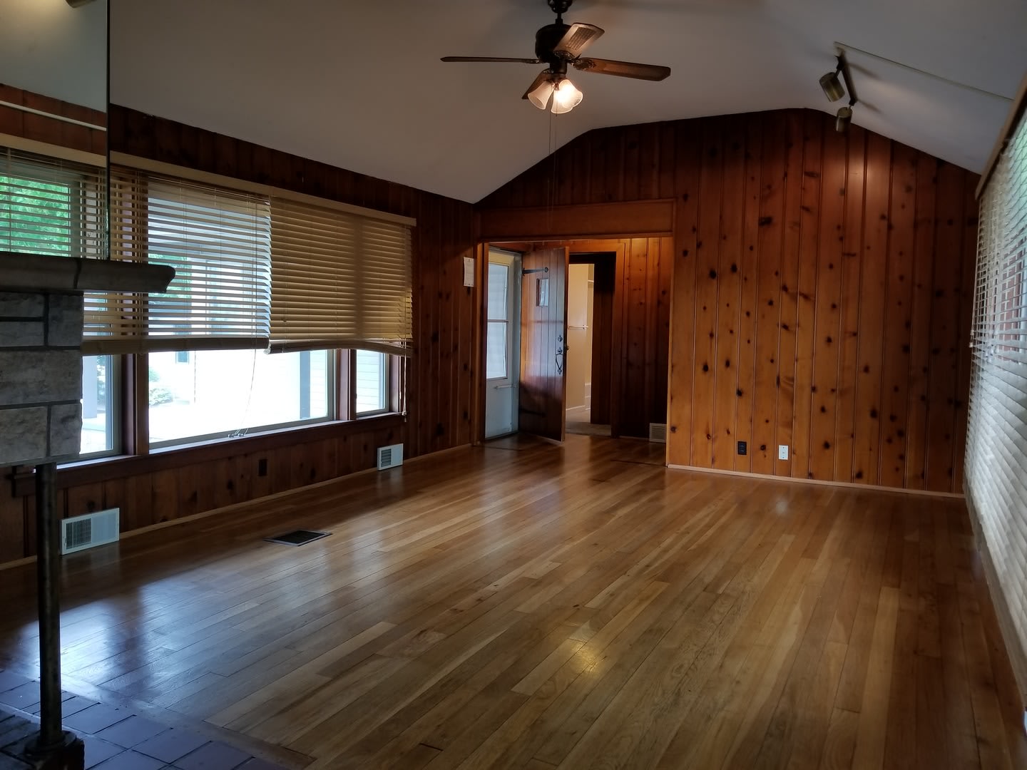 Charming 3 Bed 2 Bath Home! *2027* – photo 3