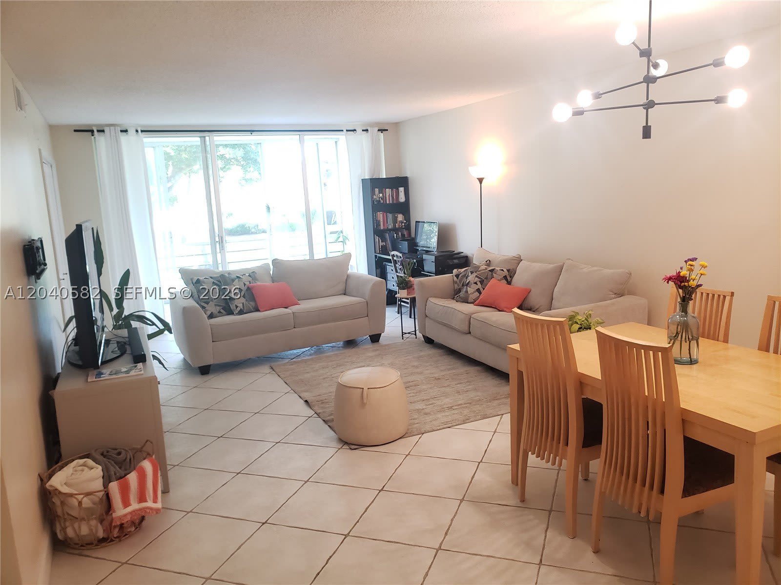 550 Oaks Ln – photo 4