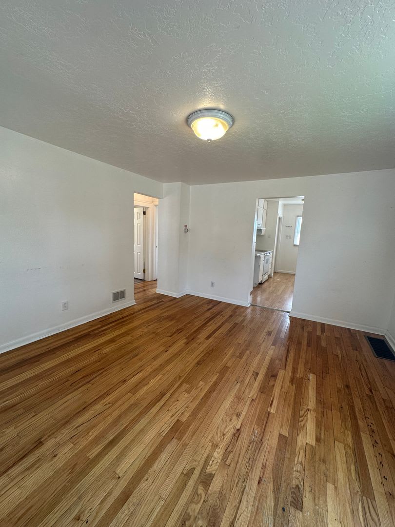 Awesome 4 to 5 bedroom close to everything you need – photo 2