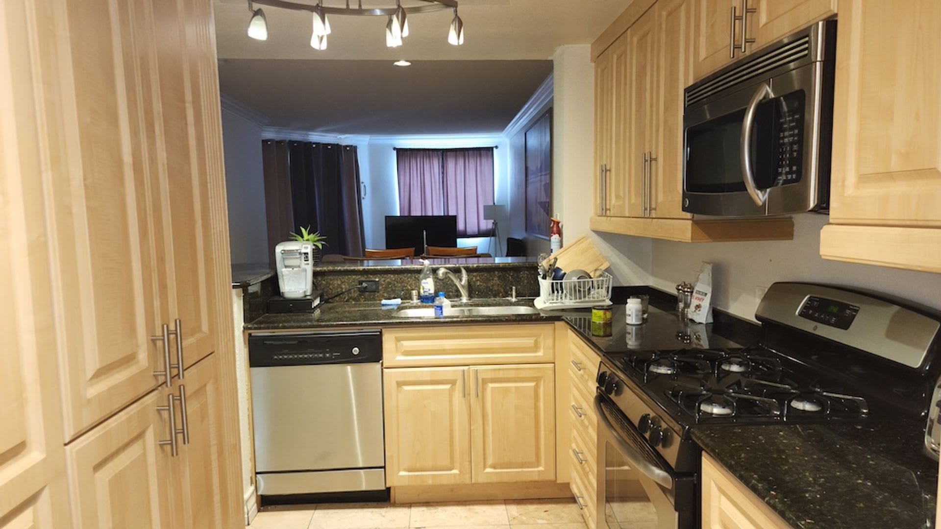 Two Bedroom Condo with Great Amenities! – photo 3