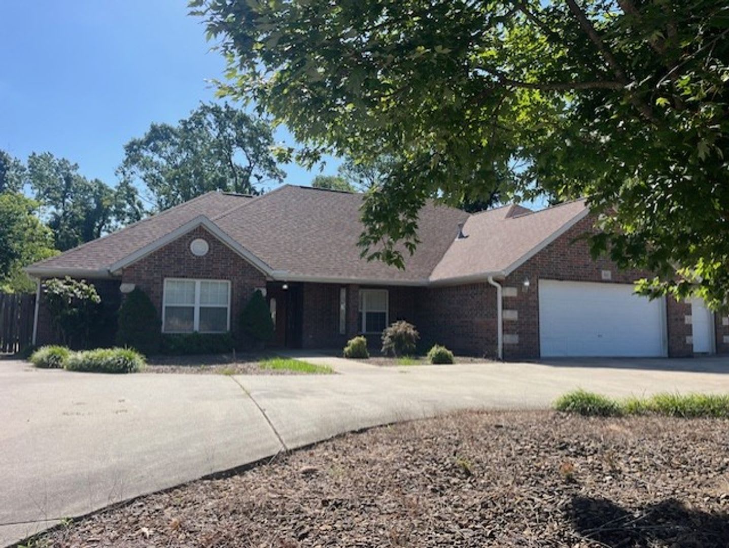 Bentonville 4 bedroom 3 car garage home near trails & Bentonville Square! – photo 1