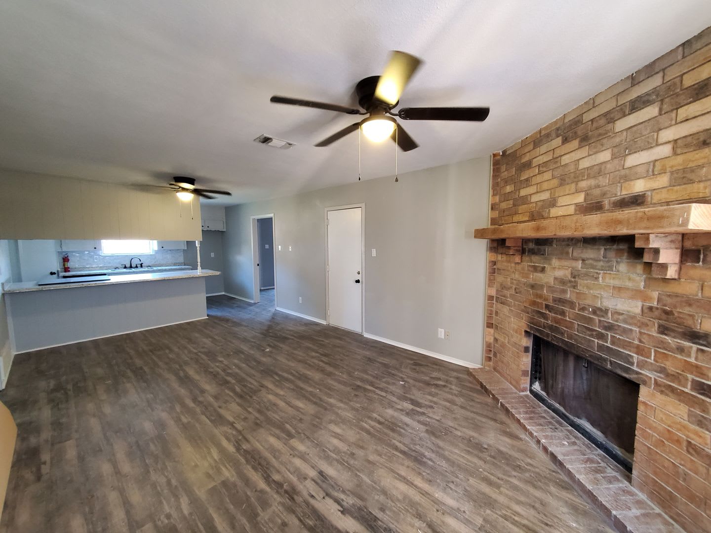 Remodeled 3 bedroom house close to everything on north side!! – photo 2