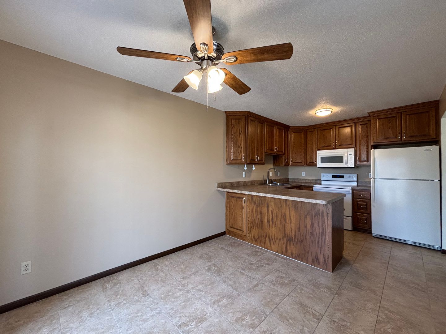 Great 3 BR/2 BA Townhome in Vadnais Heights! – photo 2