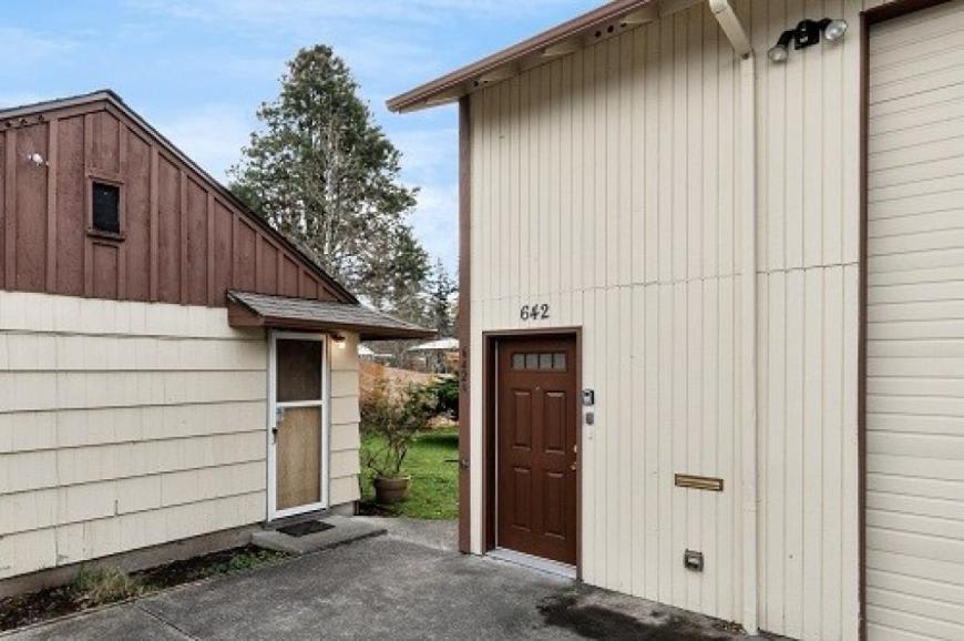 642 S 159th St – photo 1