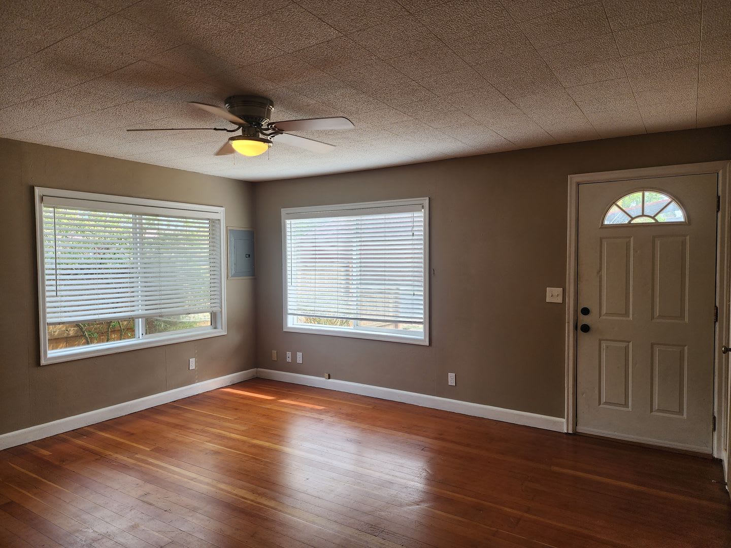Cute Single Family Home Across from Memorial Park – photo 2