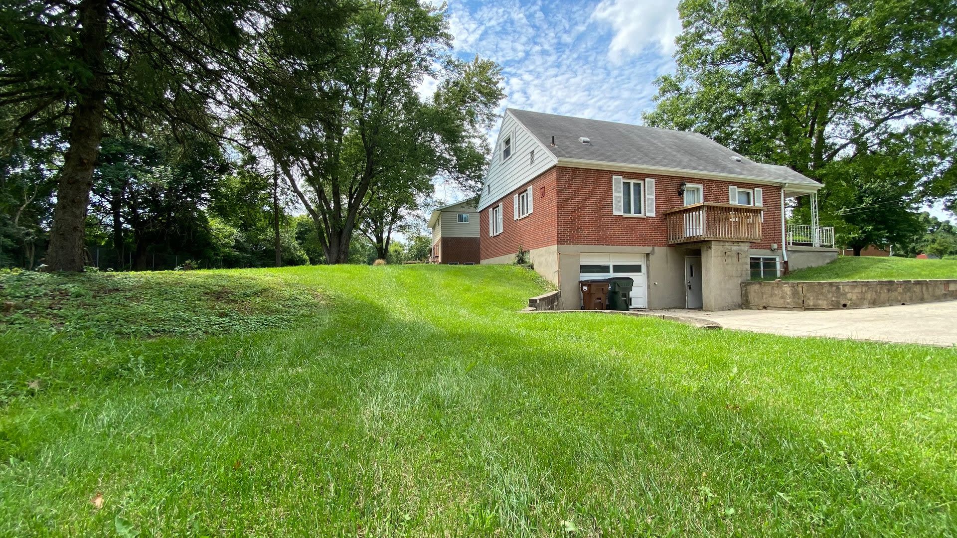 Fully Furnished with Washer and Dryer on quiet cul-de-sac – photo 2