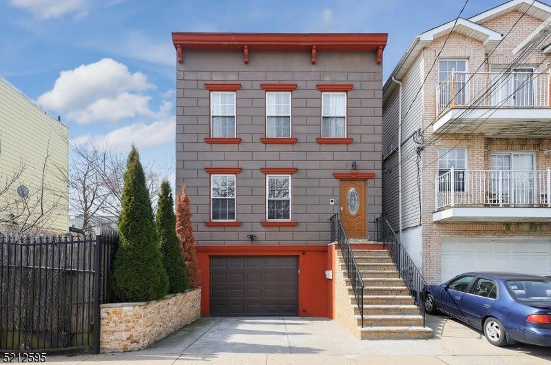 131 Armstrong Ave – photo 1