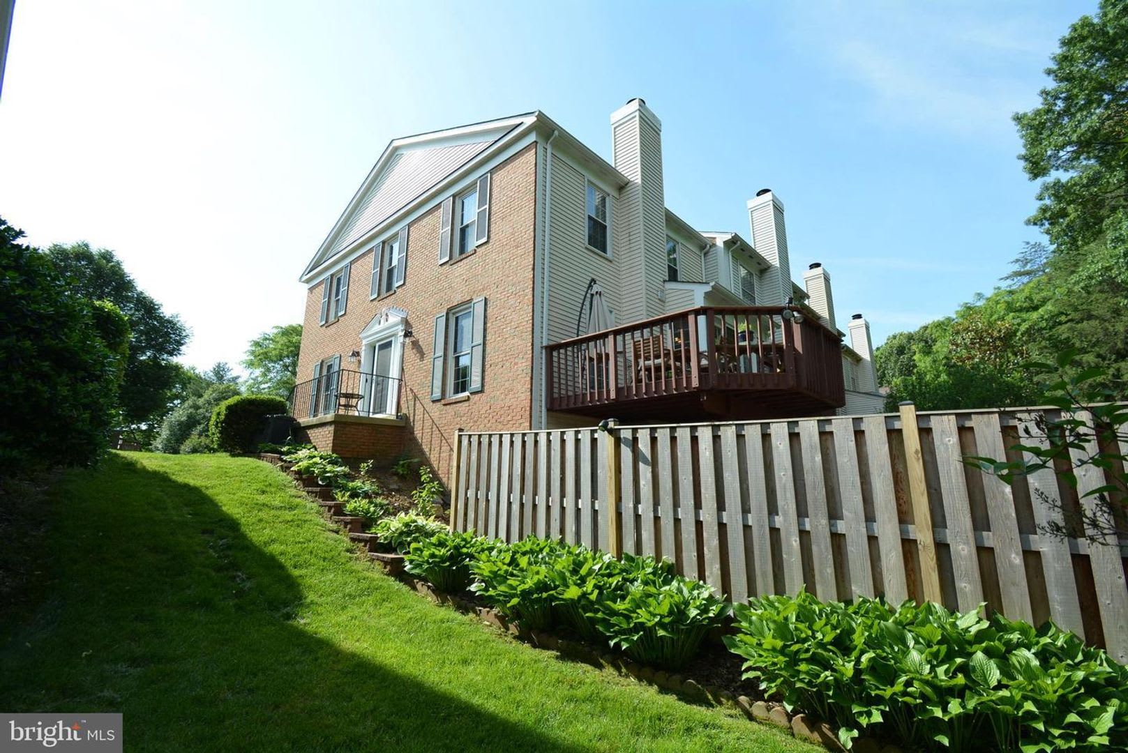 Beautiful 3-Level Townhome in Kingstowne – 3.5 Baths, Landscaping Included – photo 3