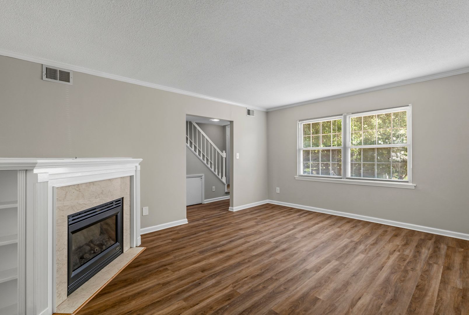 NW Townhome, Wood Like Flooring, FP, Fenced Patio, Community Pool! – photo 5