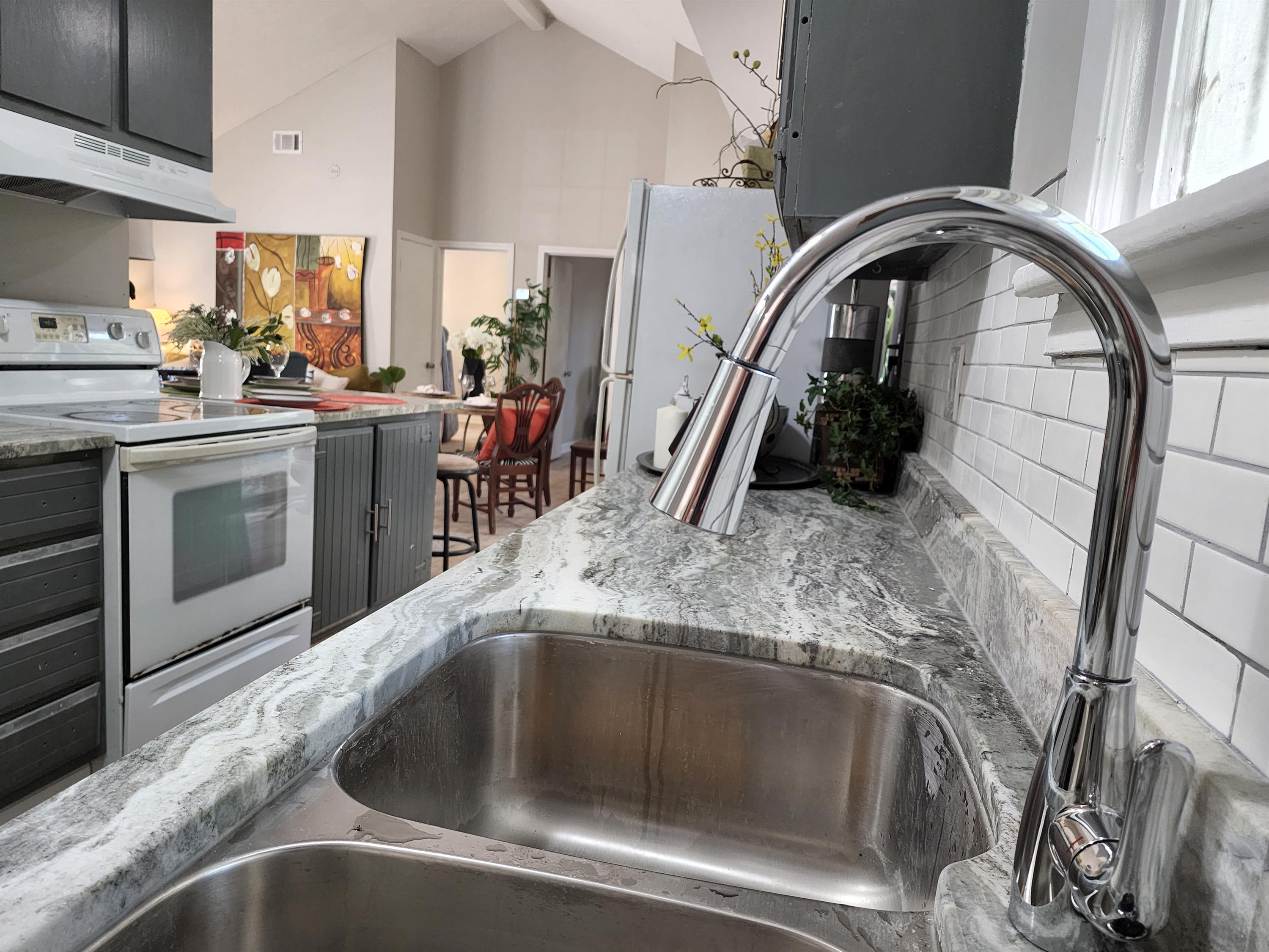 1177 Mohawk St – photo 2