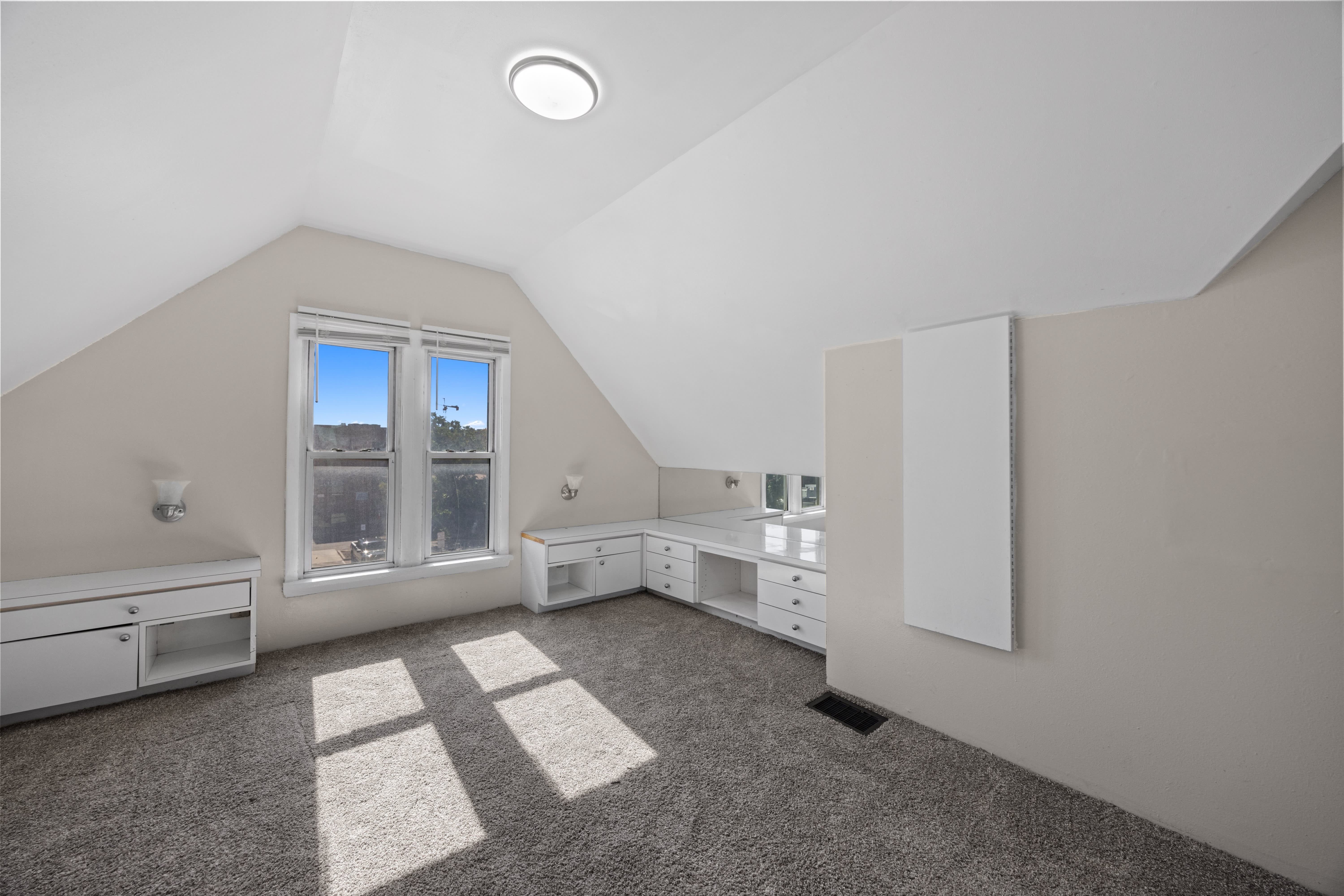 Thomas Logan Apartments – photo 2