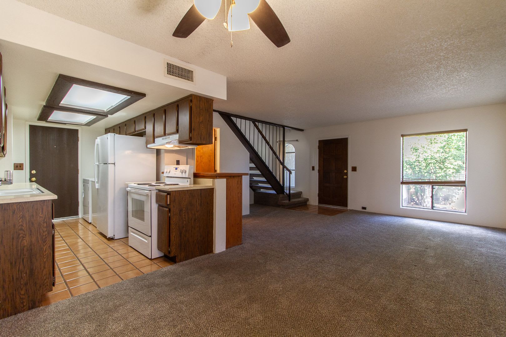 EXCELLENT 2BED, 1.5BATH TOWNHOUSE LOCATED NEAR 48TH ST & GUADALUPE – photo 3