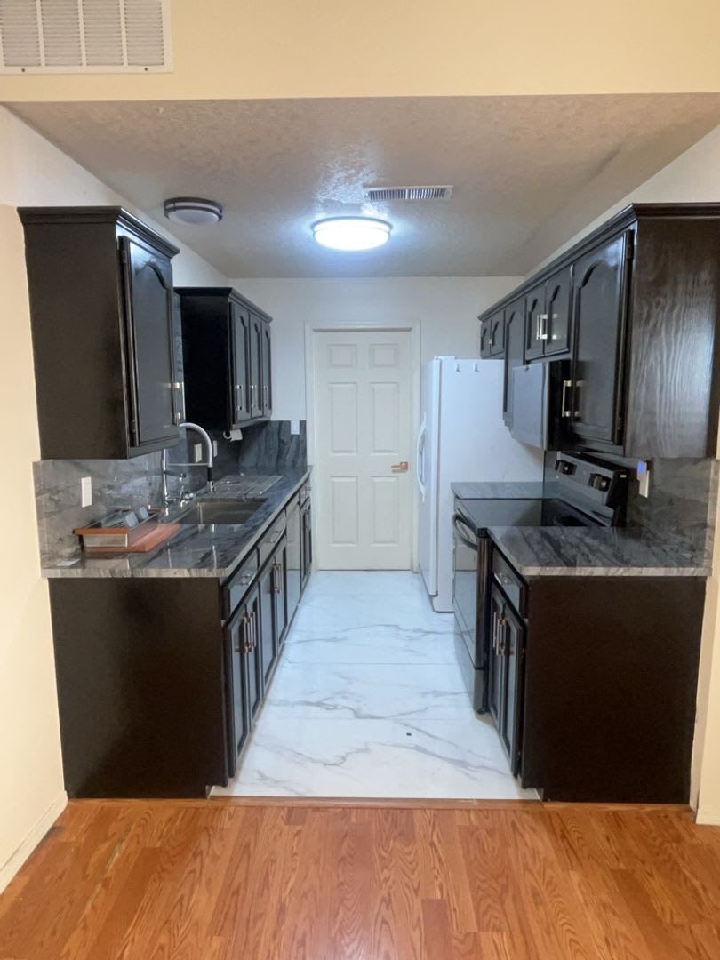 3 Bedroom, 2 Bathroom Home! Schedule a Showing! – photo 4