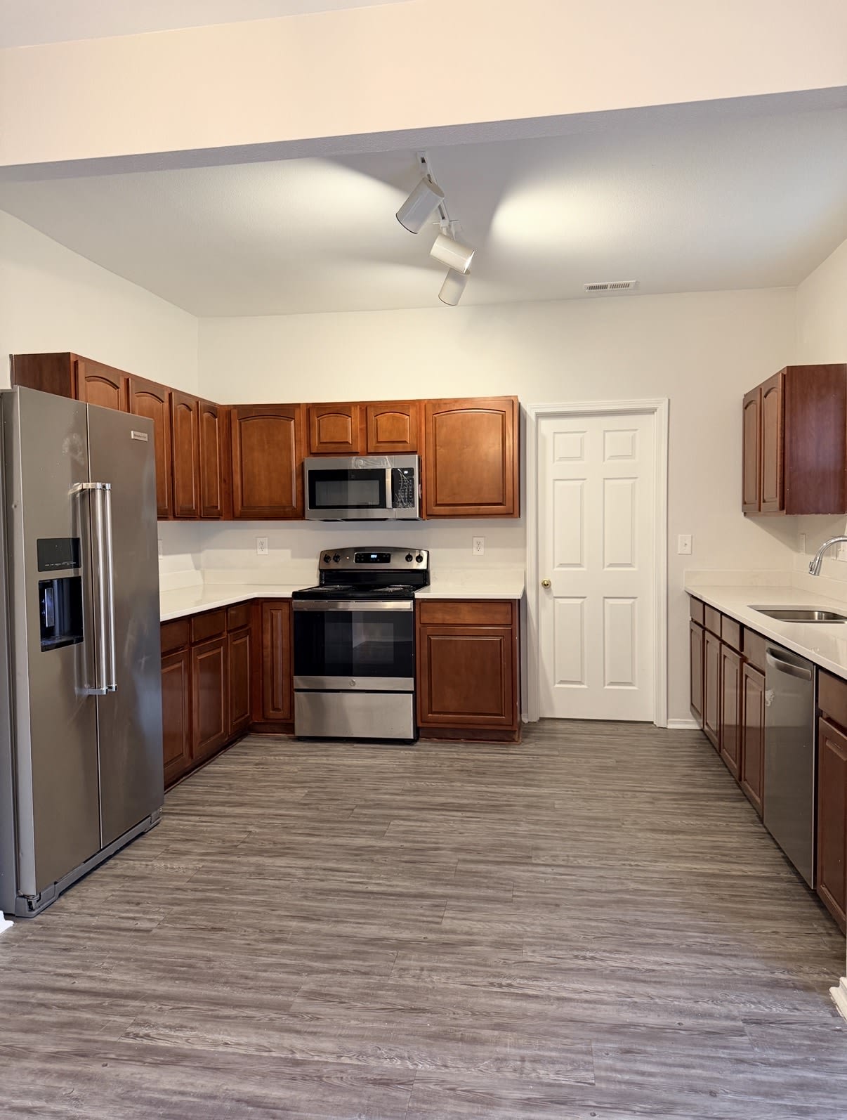 1050 Black Oak Drive – photo 4
