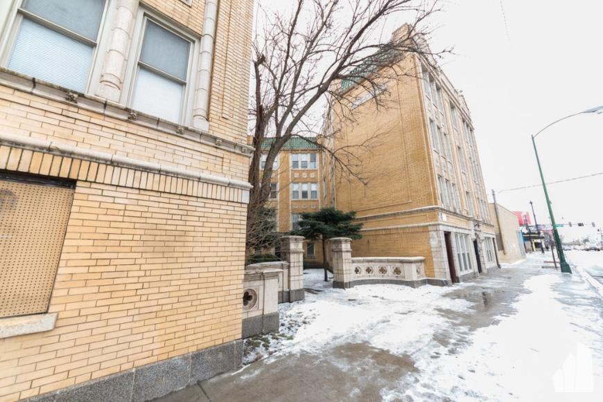 4255 W Addison St – photo 2