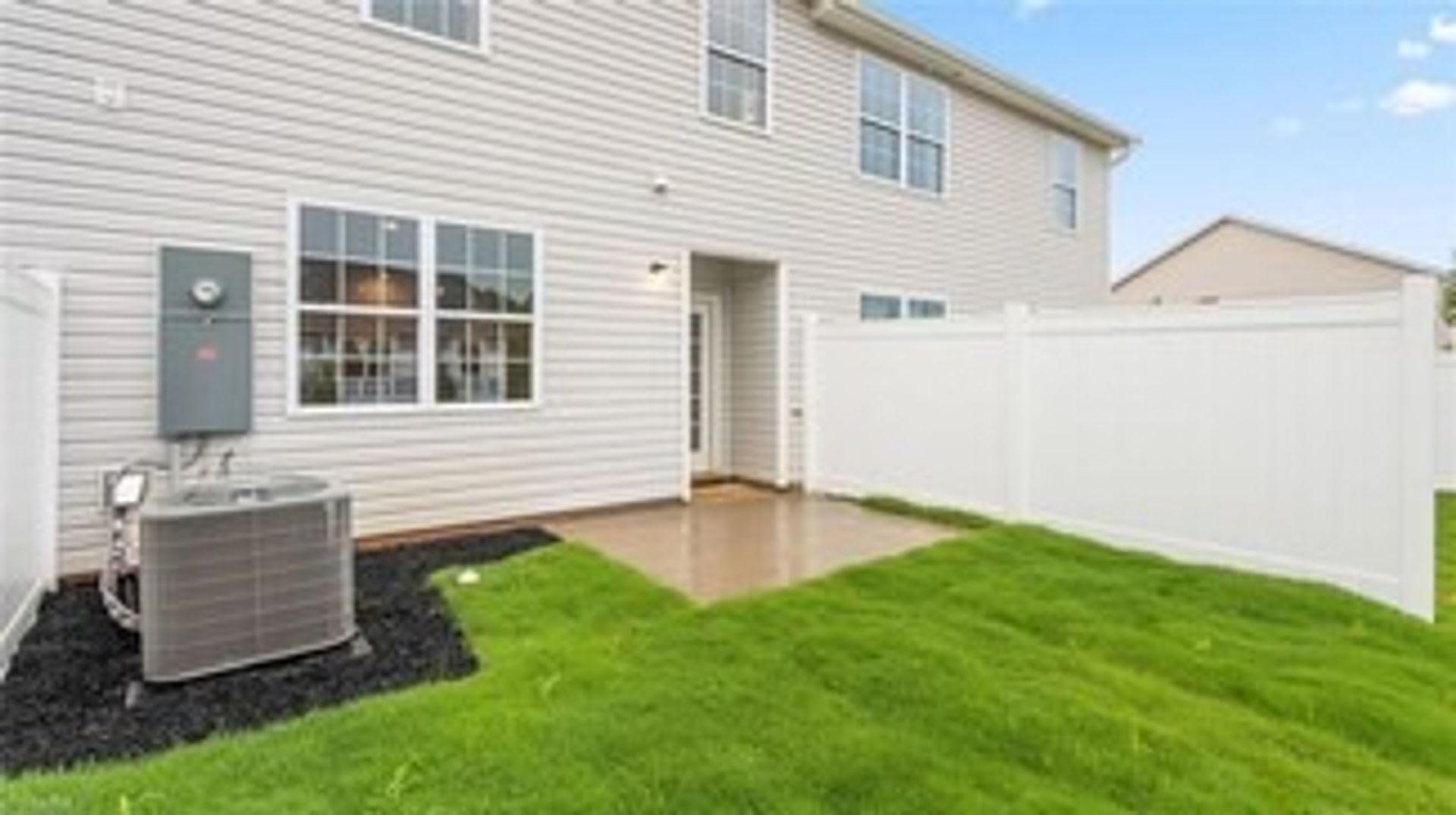 Modern 3-Bedroom Townhome with Garage in North Village Townes – photo 3