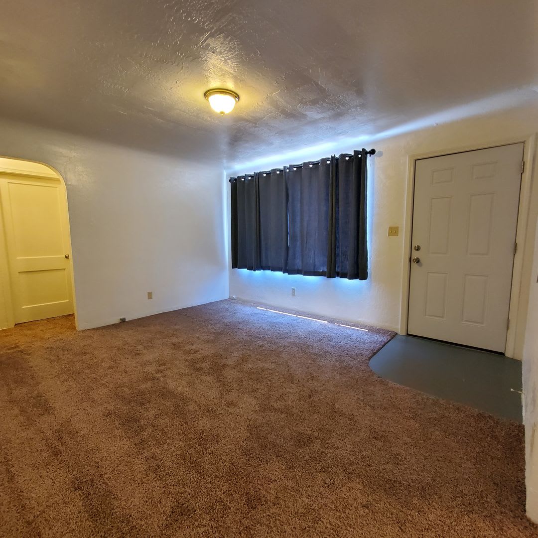 Cozy 2 Bed, 1 Bath Home close to Burkhart park!! – photo 4