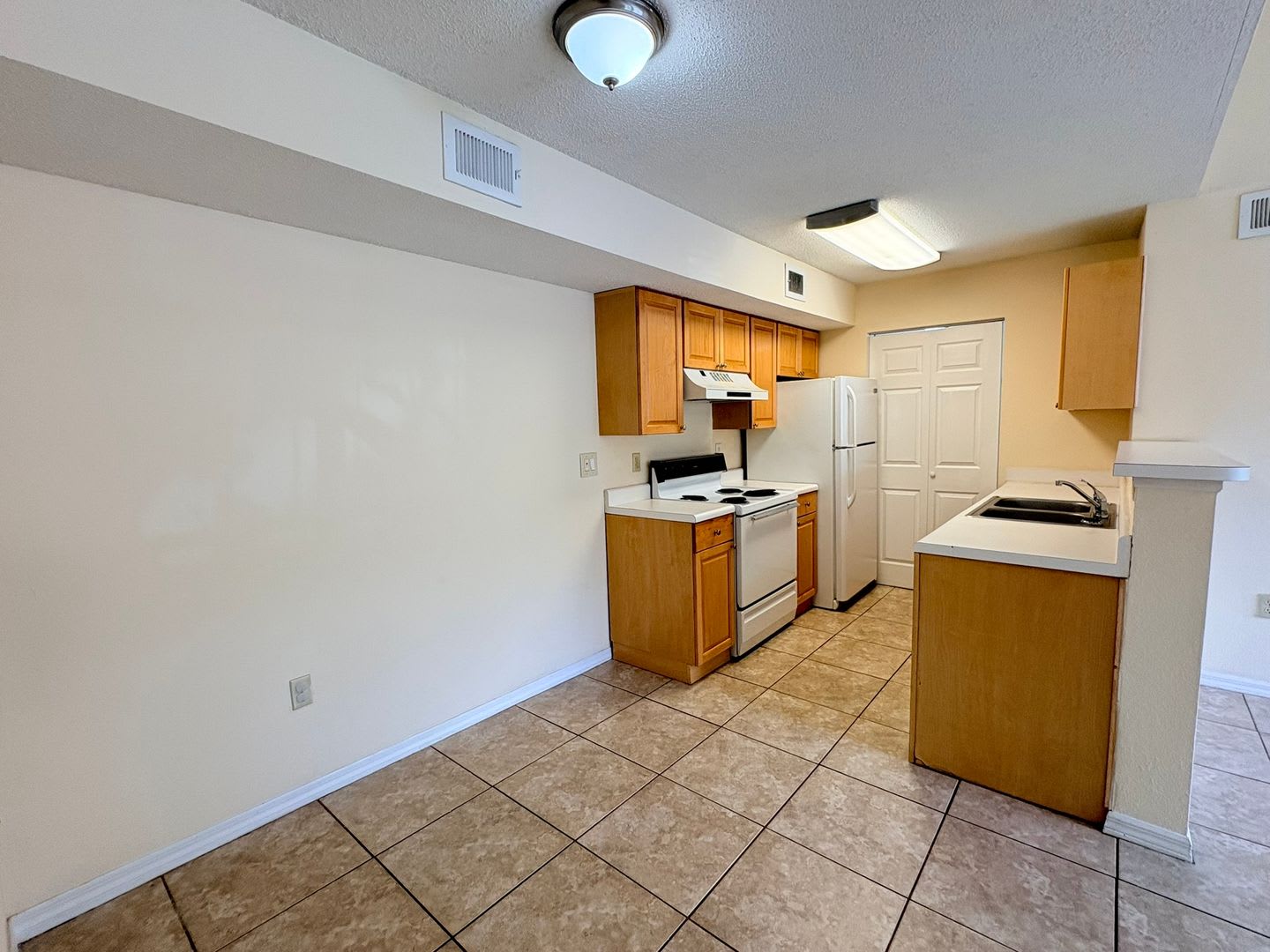 Charming 1 Bed / 1 Bath Second-Floor Condo in a Prime Fort Myers Location! – photo 4