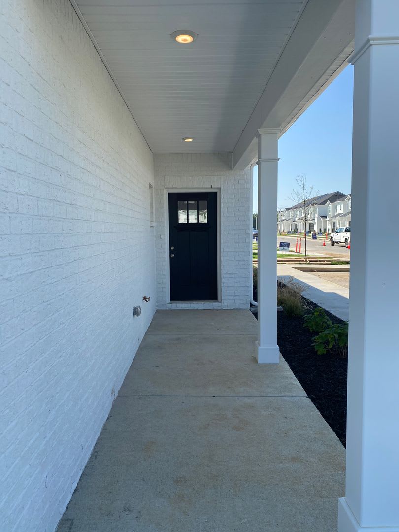 Like New Luxury Townhome! 3 BR, 2.5 BA, 2 Car Garage, Pool, Dog Park, and More! – photo 4