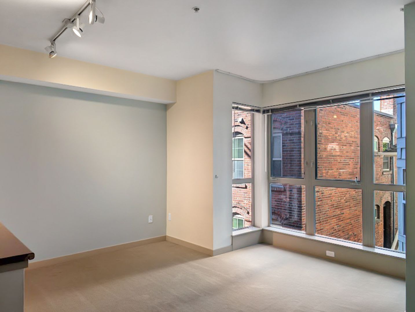 Spacious Condo in Prime Location of Capitol Hill – photo 3