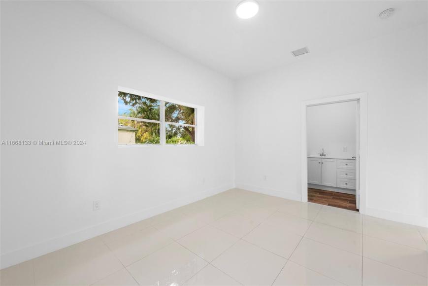 15104 N Miami Ave – photo 3