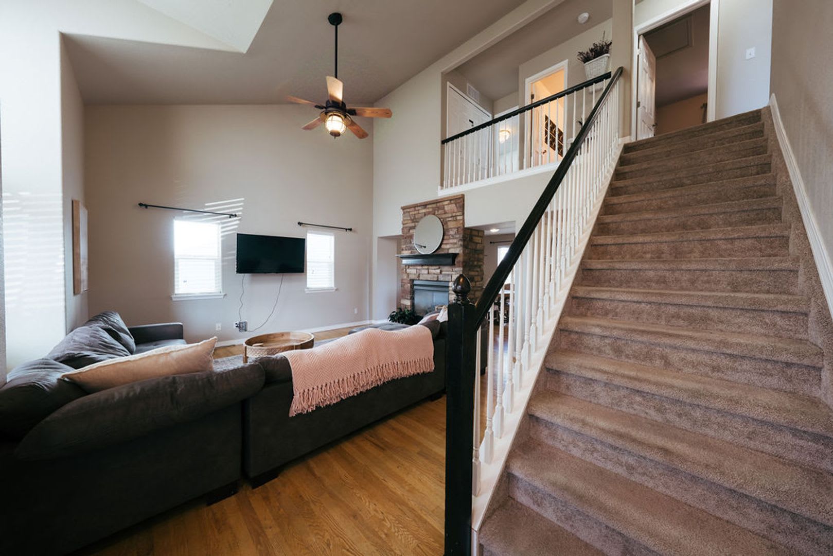 GORGEOUS FULLY FURNISHED 3 Bed 2.25 Bath Home! – photo 4
