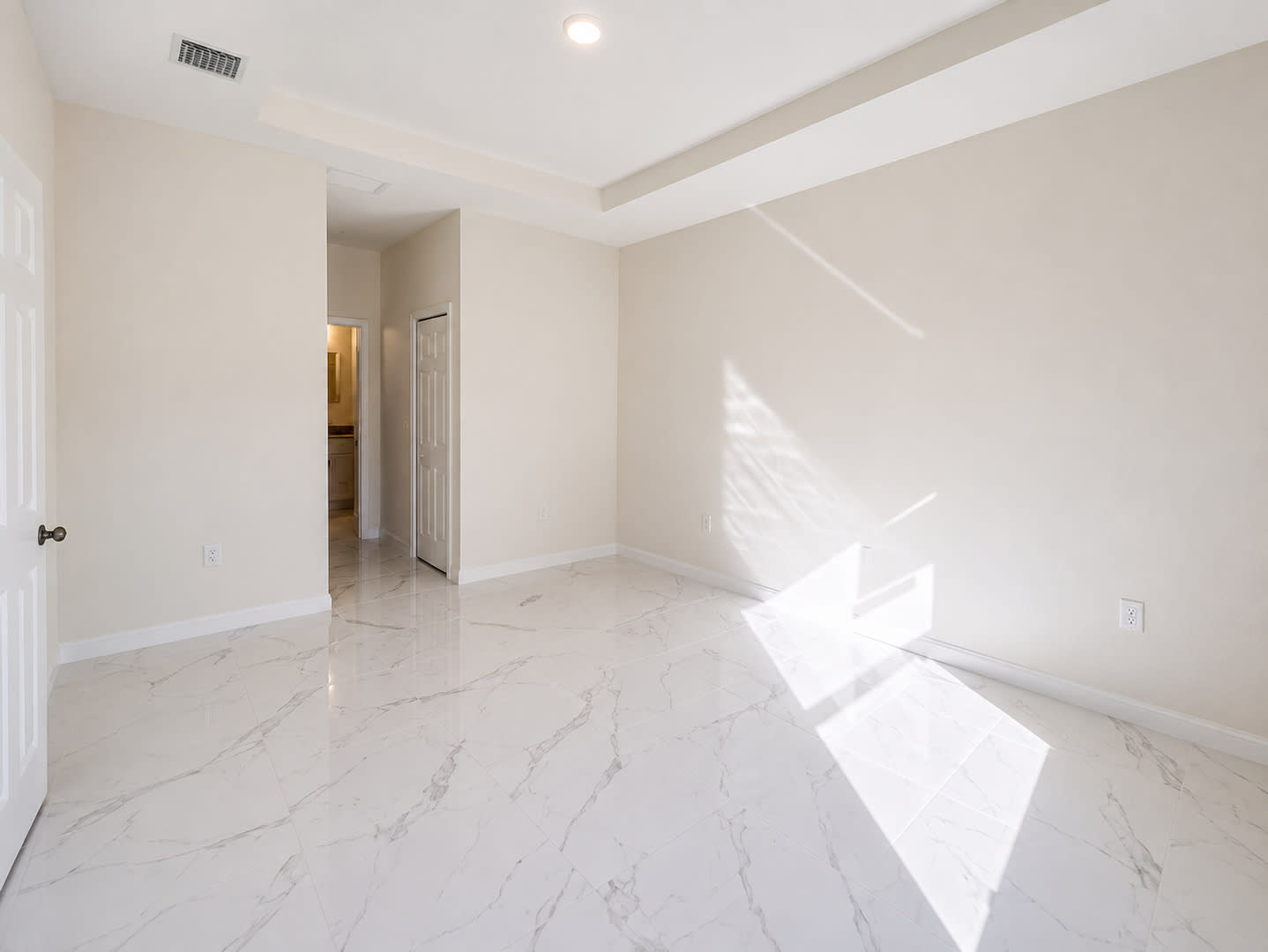 Large 4 bedroom, 3 bath, 2 car garage-MOVE IN READY! – photo 5