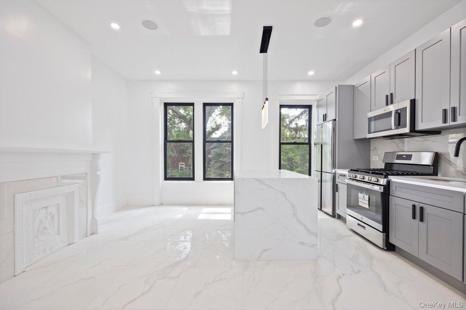 736 HALSEY Street – photo 1