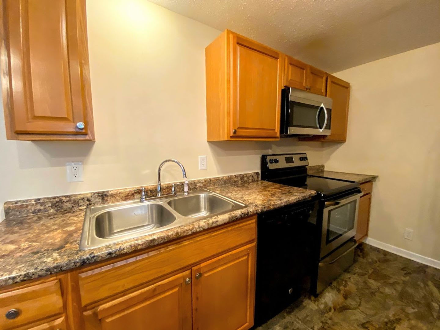 **AVAILABLE AUGUST 2027** 5 Bed 2 Bath House Downtown – photo 5