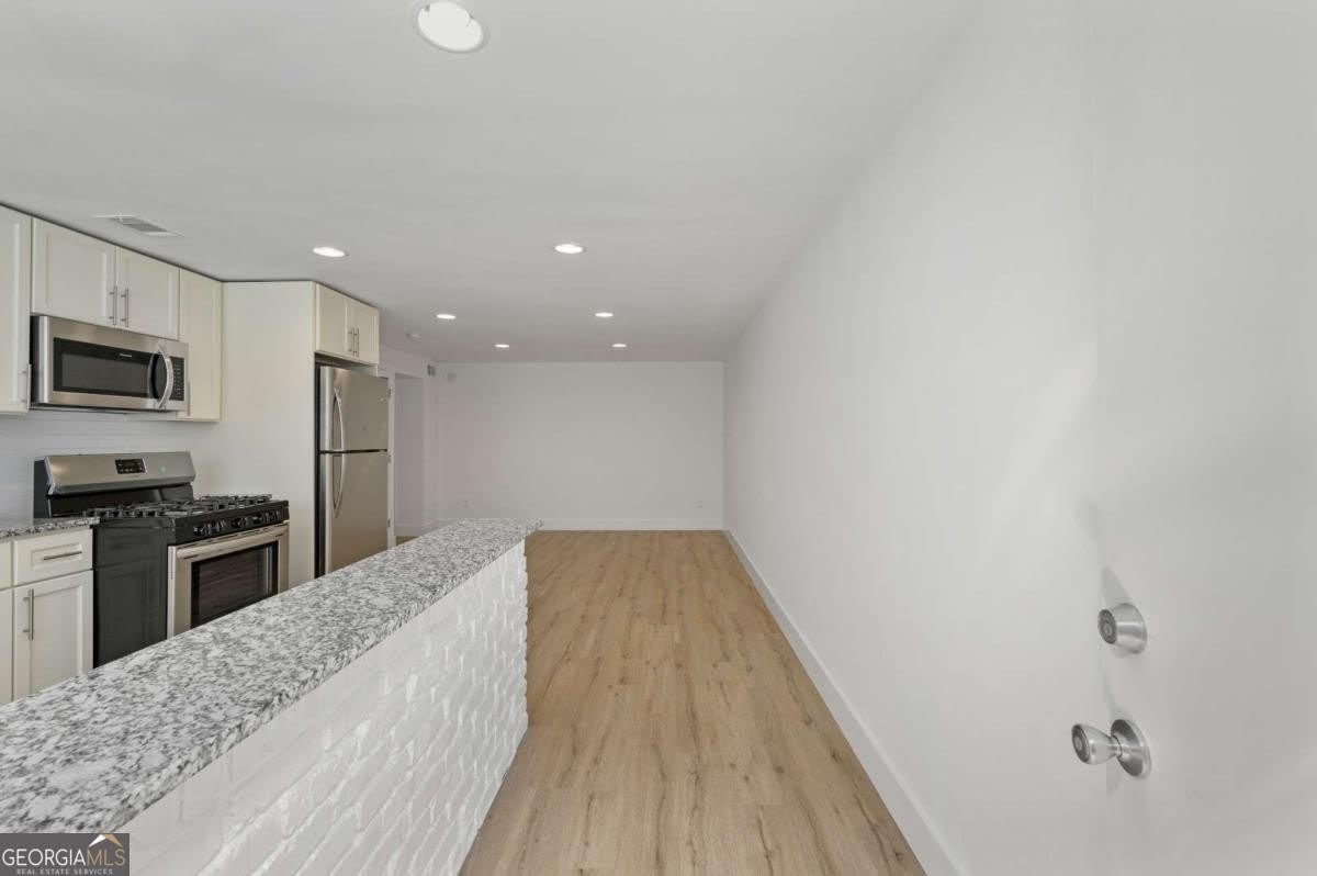 880 Saint Charles AVE NE 10 – photo 3