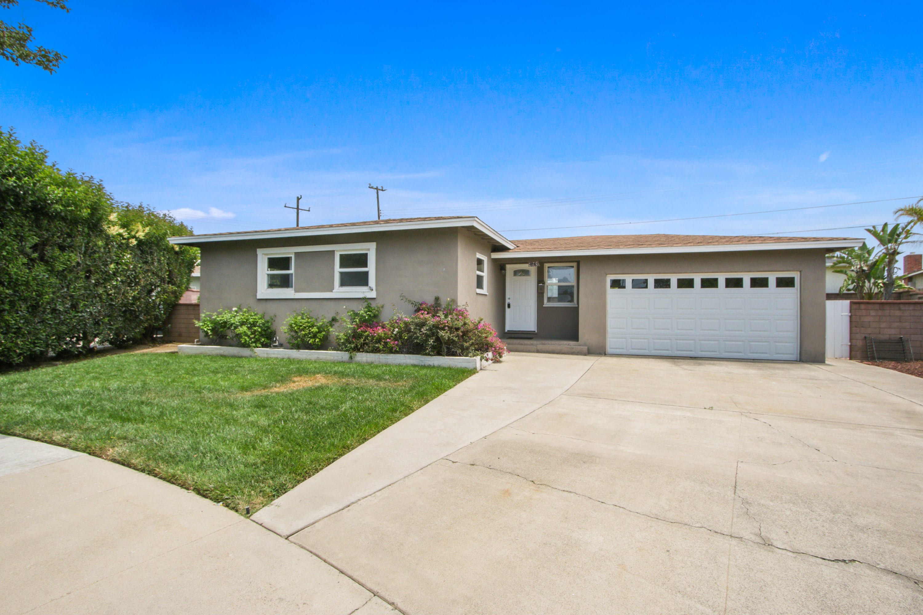 785 North Victoria Drive – photo 1