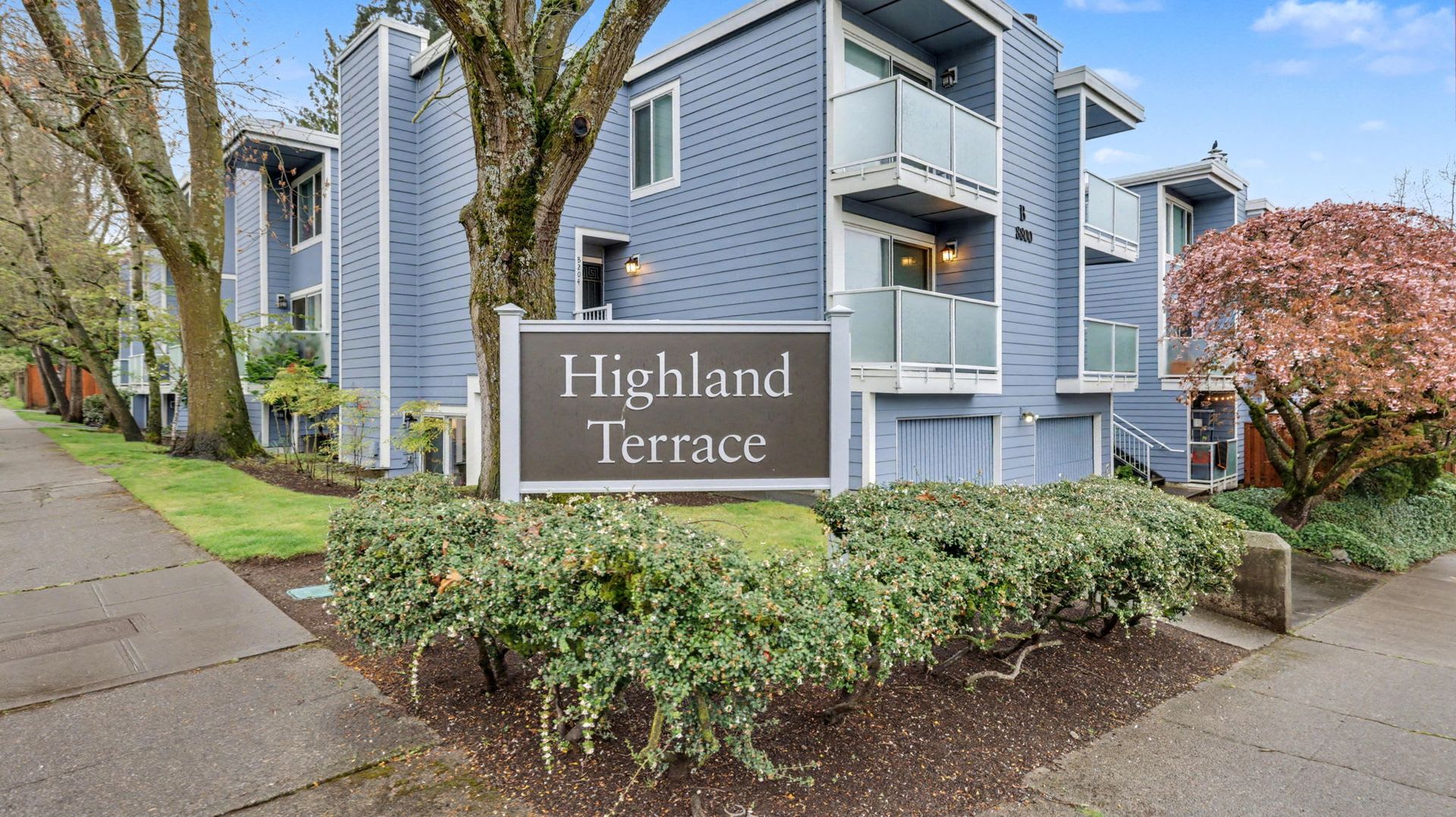Maple Leaf Condo, 2 bedroom, 2 bath – photo 1
