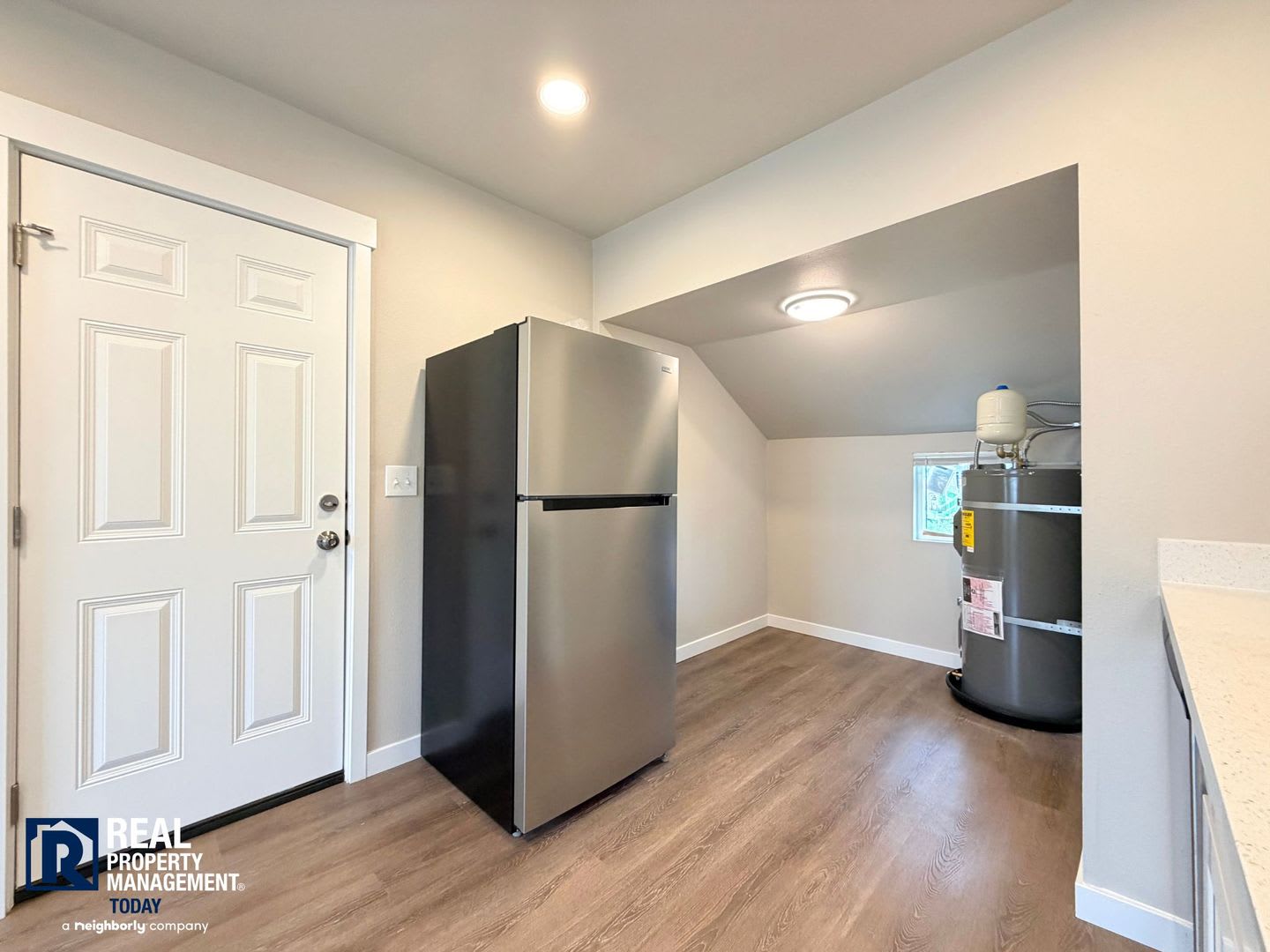 Move In Special Completely Renovated 2 Bedroom Home Near Plu New Kitchen Stainless Appliances – photo 4
