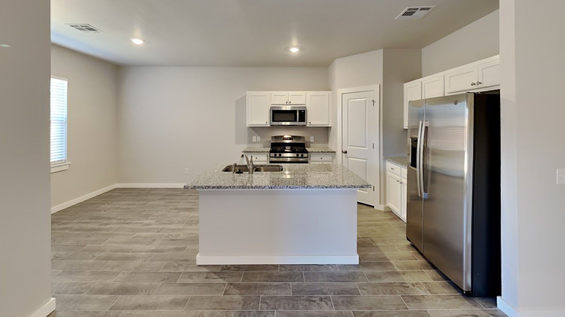 3 Bedroom 2 Bathroom 2 Car Garage Home in Oakdale School District – photo 5
