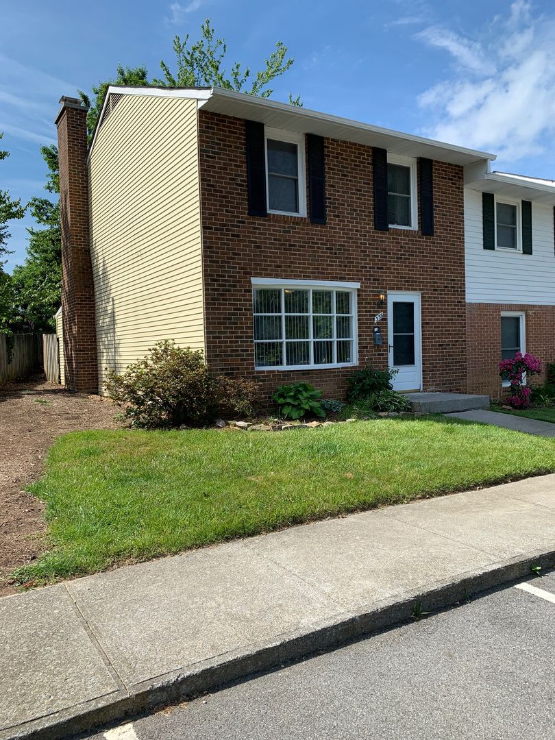 3 Bedroom 1 full, 2 half bath Townhouse – photo 2