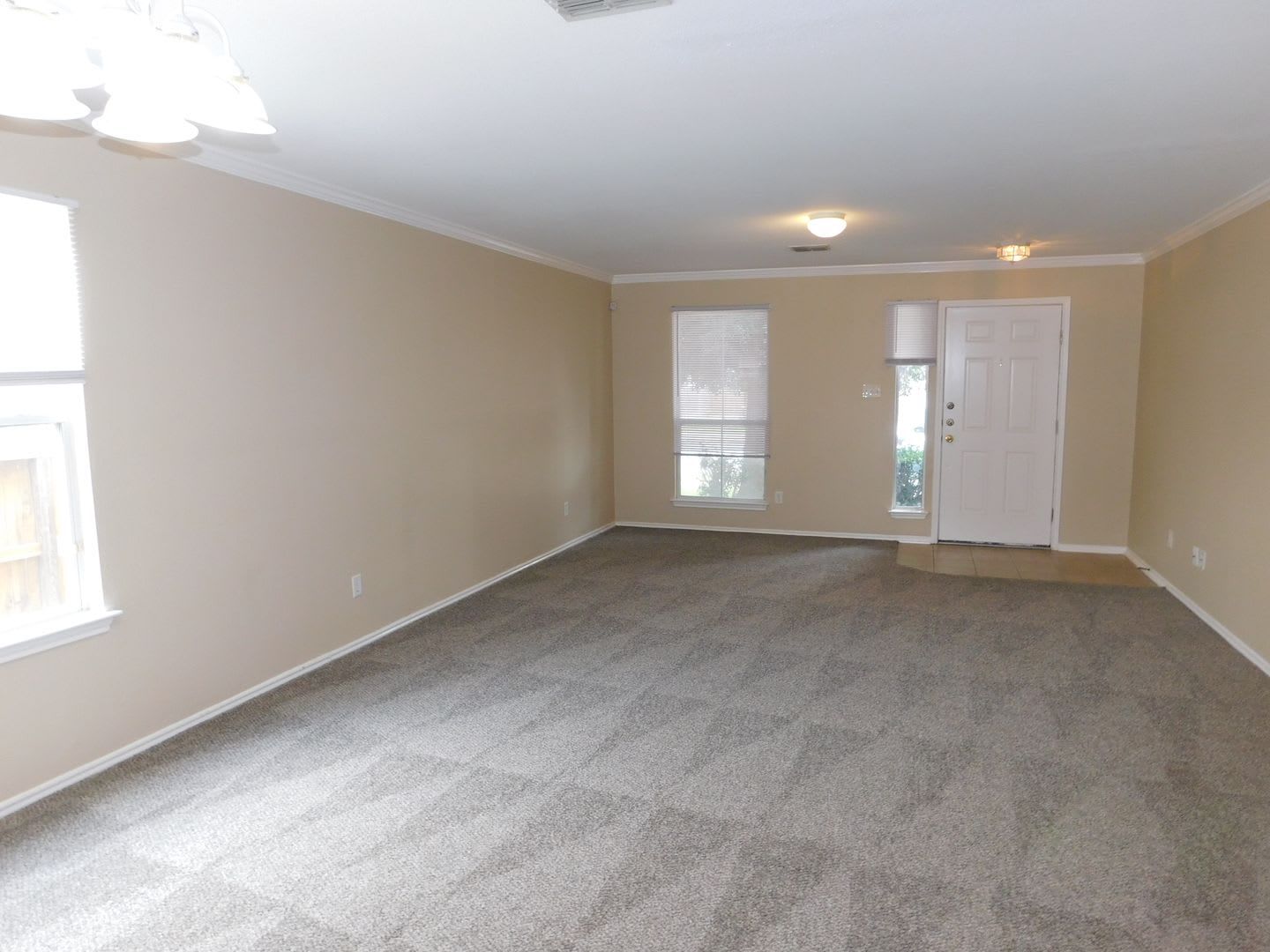 Beautiful 5 bedroom home w/ 2 primary suites – photo 2