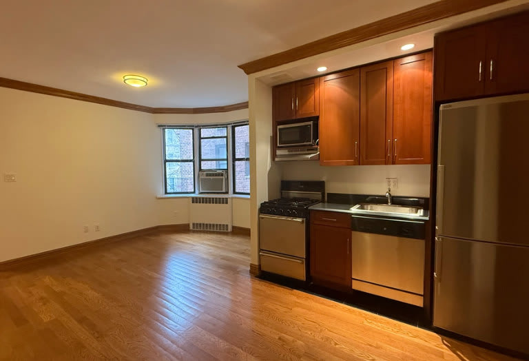 1684 York Ave – photo 2