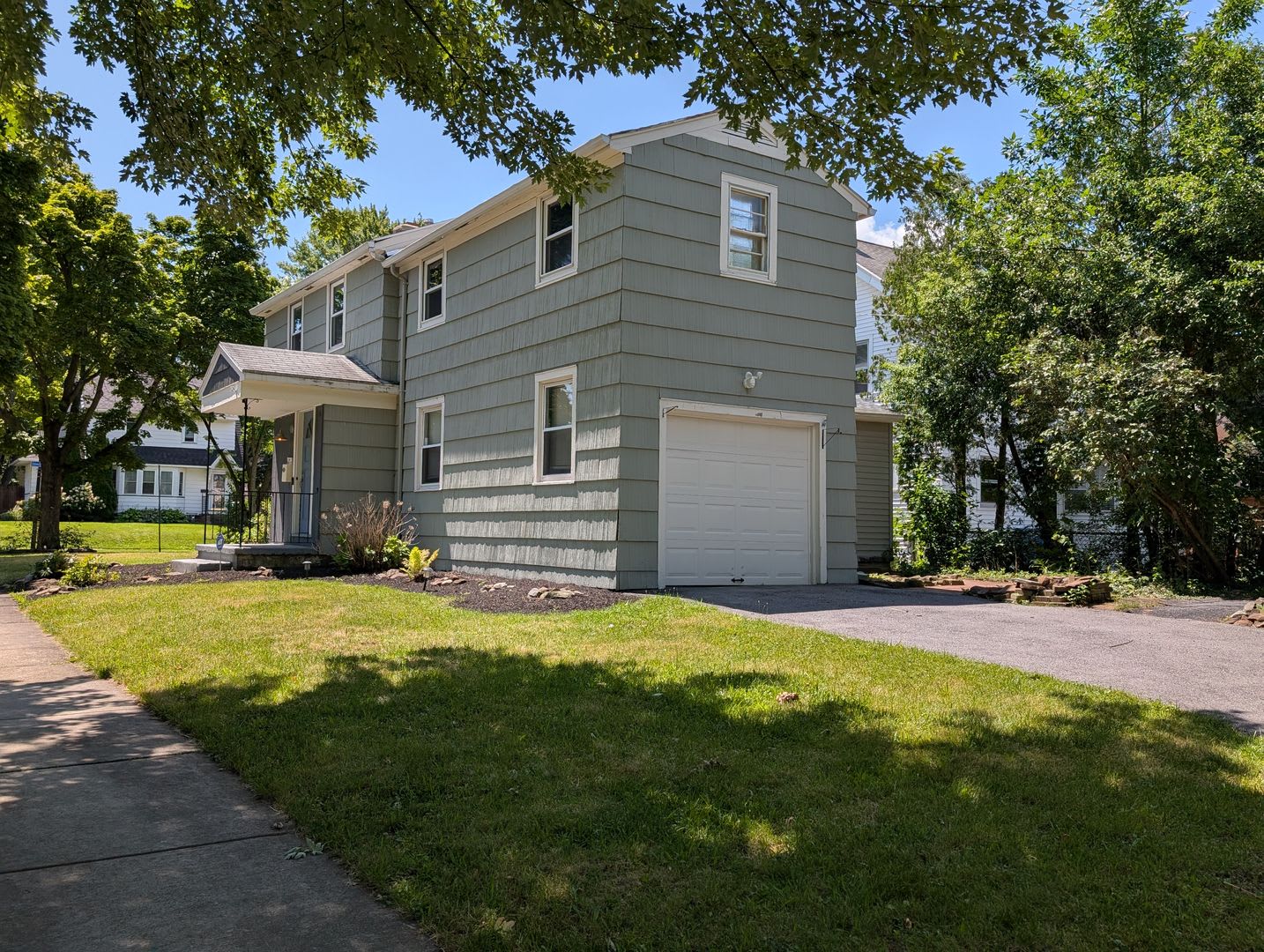 Single Family, (3) bedroom Home in the heart of College Town, (1) bath and (1) Powder Room! – photo 3