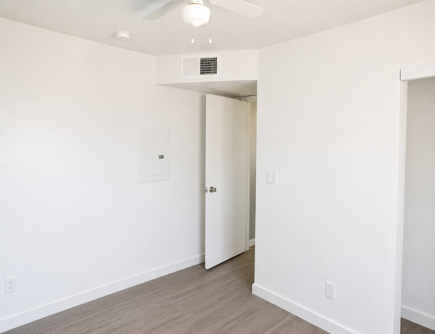 1146 West Apache Street – photo 4