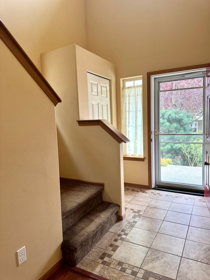 in town Kingston 3 bedroom townhome now available – photo 4