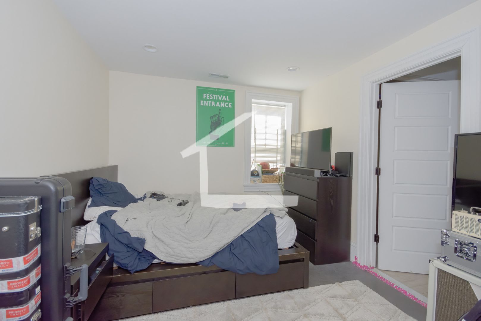 Charming 3 Bedroom-No Broker Fee – photo 2