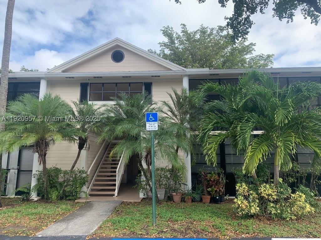 907 NE 199th St – photo 1