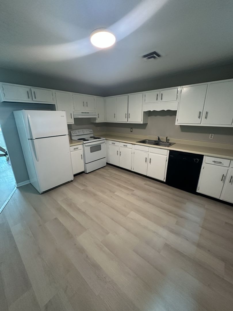 Updated 2-Bedroom Near Downtown Cleveland & Lee University – photo 3
