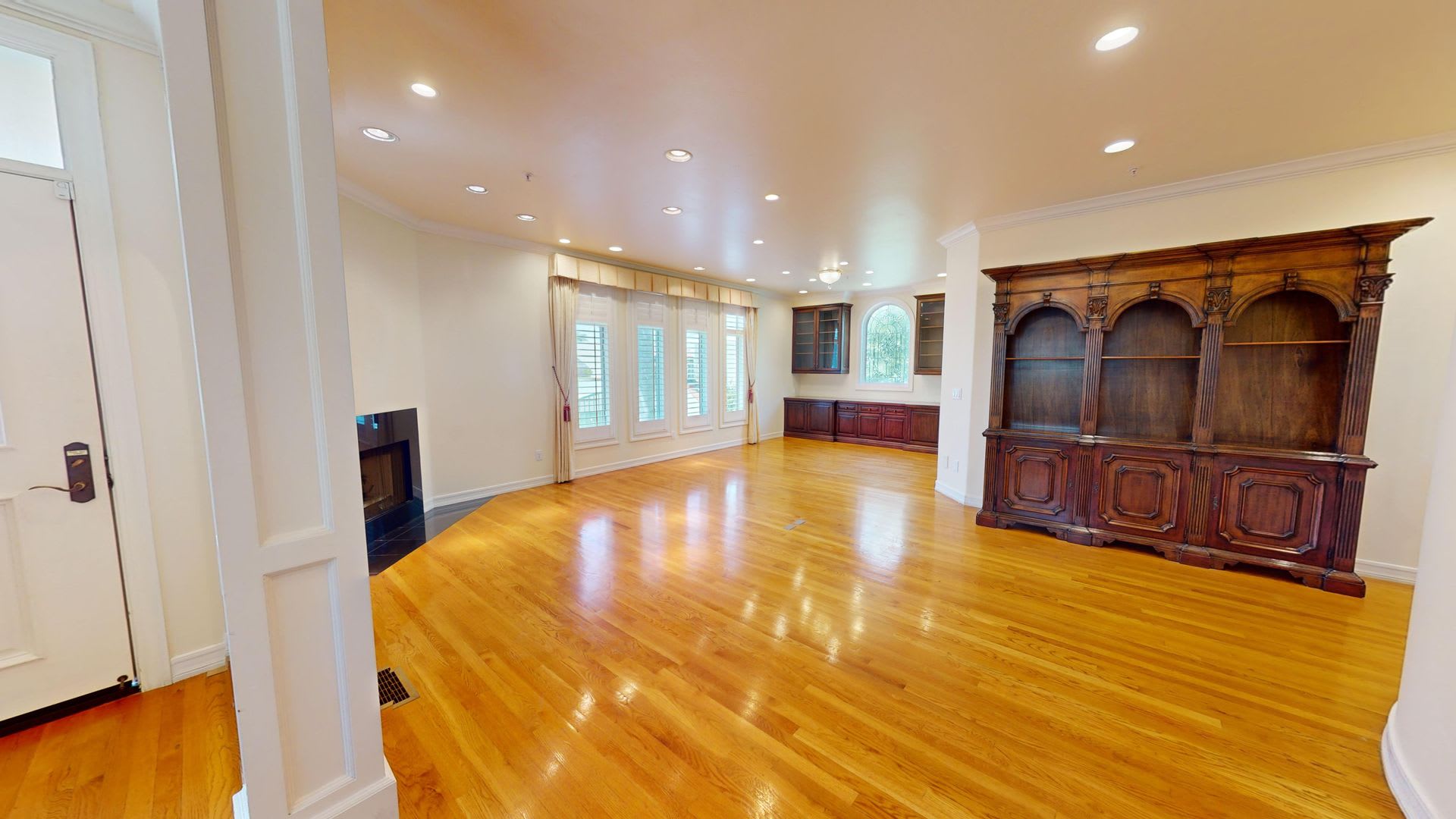 Spacious 4-bedroom 4.5 bath Home in a Gated Complex – photo 4